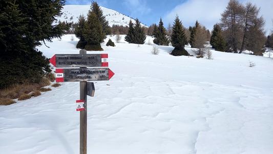 Sotto Prisigai, incrocio con il sentiero 154 che arriva da Sant'Apollonia